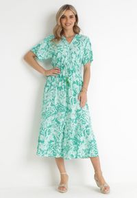 Born2be - Miętowa Sukienka Gertisa. Okazja: na co dzień. Typ kołnierza: dekolt w serek, kołnierz z falbankami. Kolor: miętowy. Materiał: wiskoza. Długość rękawa: krótki rękaw. Wzór: kwiaty. Styl: casual, elegancki #1