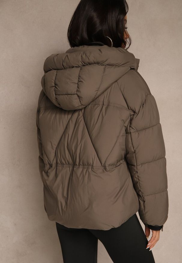 Renee - Ciemnozielona Kurtka Puffer z Pikowaniem Kapturem i Kieszonką przy Rękawie Galeida. Okazja: na co dzień, na spacer. Kolor: zielony. Materiał: jeans. Długość: krótkie. Styl: casual