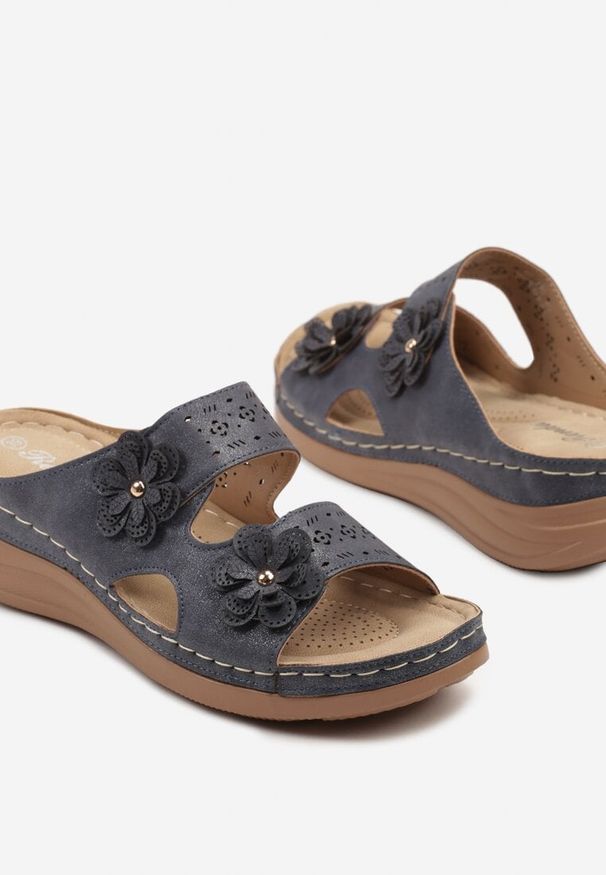Born2be - Niebieskie Klapki na Koturnie z Ozdobnymi Kwiatkami 3D Reittrae. Okazja: na spacer. Kolor: niebieski. Materiał: jeans. Wzór: kwiaty. Sezon: lato, wiosna. Obcas: na koturnie