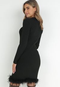 Born2be - Czarna Sukienka z Prążkowanej Dzianiny z Piórami Marpesia. Okazja: na co dzień. Typ kołnierza: dekolt w kształcie V. Kolor: czarny. Materiał: prążkowany, dzianina. Sezon: zima, jesień. Typ sukienki: proste, ołówkowe. Styl: klasyczny, casual, elegancki #5