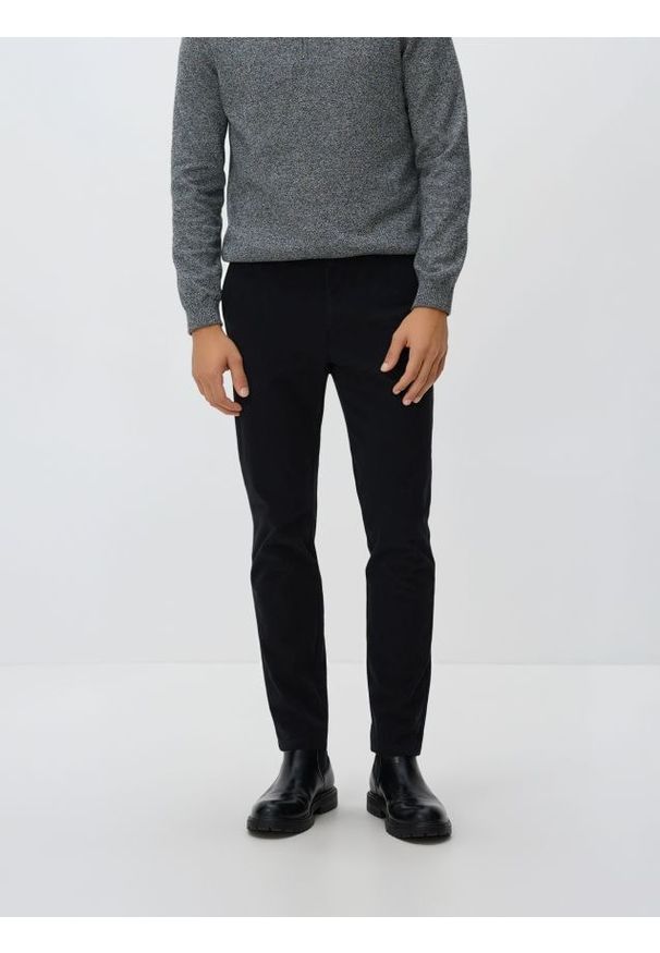 Reserved - Spodnie chino slim fit - czarny. Kolor: czarny. Materiał: tkanina, bawełna