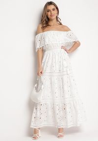 Born2be - Biała Bawełniana Sukienka Maxi w Stylu Boho Ozdobiona Ażurowym Haftem Hellvia. Typ kołnierza: dekolt hiszpanka. Kolor: biały. Materiał: bawełna. Wzór: aplikacja, haft, ażurowy. Typ sukienki: rozkloszowane. Styl: boho. Długość: maxi #7