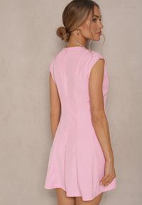Renee - Różowa Taliowana Sukienka z Rozkloszowanym Dołem Elliara. Okazja: na co dzień. Kolor: różowy. Styl: klasyczny, elegancki, casual #4