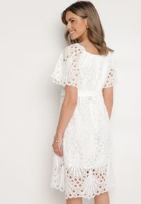 Born2be - Biała Ażurowa Sukienka z Bawełną i Paskiem z Klamrą Mimixa. Okazja: na co dzień. Kolor: biały. Materiał: bawełna. Długość rękawa: krótki rękaw. Wzór: ażurowy. Typ sukienki: proste. Styl: casual, klasyczny #4