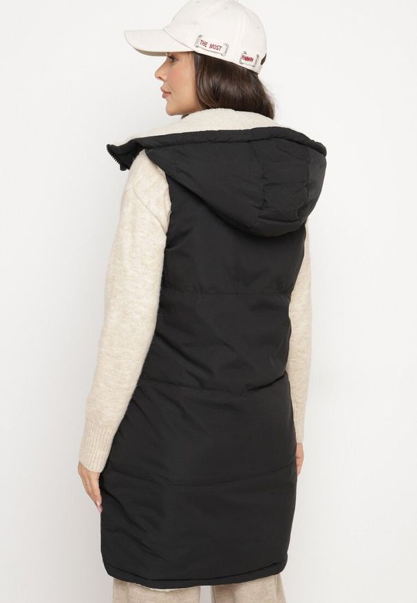 Born2be - Czarna Pikowana Kamizelka Dwustronna z Futerkiem Typu Baranek i Kapturem Lertiala. Okazja: na co dzień. Kolor: czarny. Materiał: futro. Wzór: aplikacja. Styl: casual, elegancki, klasyczny