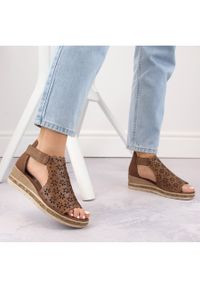 Skórzane komfortowe sandały damskie na koturnie zabudowane brązowe Remonte D3056-24. Kolor: brązowy. Materiał: materiał, skóra ekologiczna. Obcas: na koturnie #5