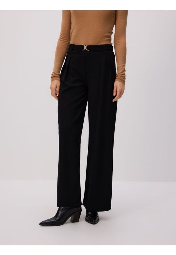 Reserved - Luźne spodnie z klamrą - czarny. Kolor: czarny. Materiał: dzianina. Wzór: gładki