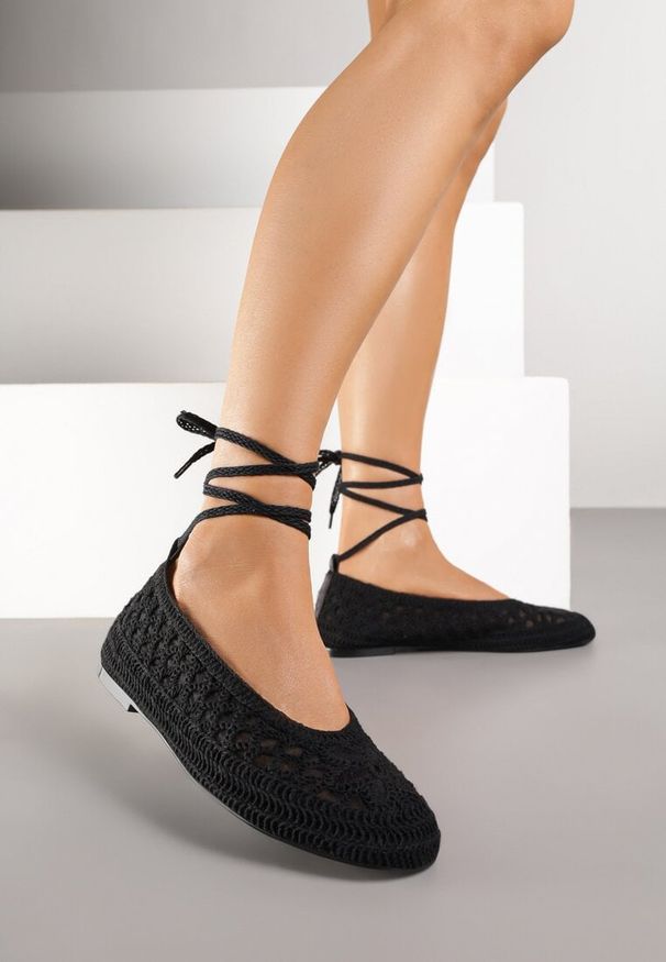 Renee - Czarne Balerinki Vices z Szydełkową Cholewką i Wiązaniem Wokół Kostki Ernelia. Okazja: na co dzień. Kolor: czarny. Materiał: jeans. Szerokość cholewki: normalna. Styl: elegancki, casual
