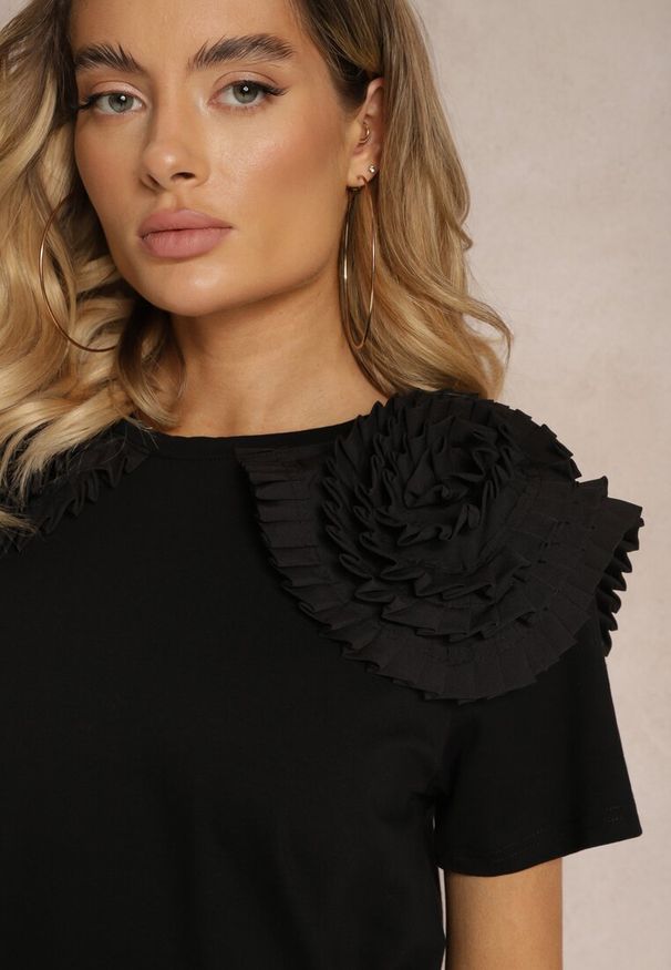 Renee - Czarny T-shirt z Bawełny Wykończony Ozdobnymi Elementami Kililena. Okazja: na co dzień, na spotkanie biznesowe, do pracy. Kolor: czarny. Materiał: bawełna. Wzór: aplikacja. Styl: biznesowy, klasyczny, elegancki, casual