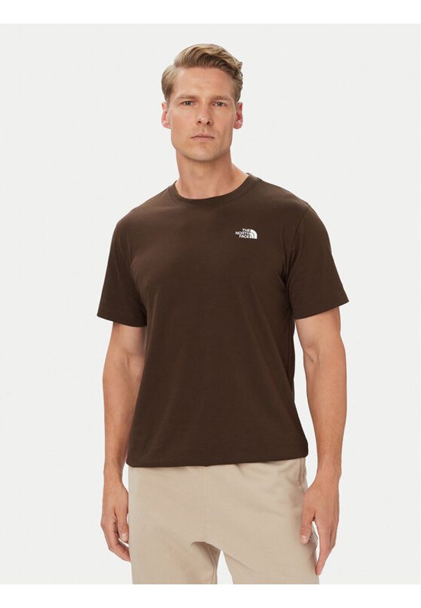 The North Face T-Shirt Evolution Simple Dome NF0A8CZ2 Brązowy ciemny Regular Fit. Kolor: brązowy. Materiał: bawełna