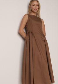 Born2be - Brązowa Sukienka Bawełniana o Rozkloszowanym Fasonie z Dekoltem Łódką i Kieszeniami Elenira. Typ kołnierza: dekolt w łódkę. Kolor: brązowy. Materiał: bawełna. Typ sukienki: rozkloszowane. Styl: elegancki #4