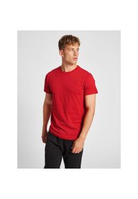 Koszulka Hummel Red Basic. Kolor: czerwony, różowy, wielokolorowy. Materiał: bawełna. Sport: fitness
