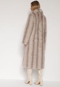 Born2be - Jasnobeżowy Jednorzędowy Płaszcz Futerko o Klasycznym Kroju Yrelsha. Okazja: na co dzień. Kolor: beżowy. Materiał: futro. Styl: klasyczny #3