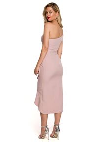 Makover - Wieczorowa sukienka na jedno ramię ołówkowa z falbanami różowa. Okazja: na imprezę, na wesele, na ślub cywilny. Kolor: różowy. Typ sukienki: ołówkowe. Styl: wizytowy