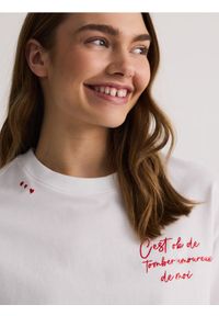 Reserved - T-shirt z haftowanym napisem - złamana biel. Materiał: bawełna, dzianina. Wzór: haft, napisy