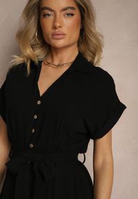 Renee - Czarna Bawełniana Sukienka Koszulowa z Wiązanym Paskiem i Krótkim Rękawem Elannoria. Okazja: na co dzień, na spacer. Typ kołnierza: dekolt w serek, kołnierzyk klasyczny. Kolor: czarny. Materiał: bawełna. Długość rękawa: krótki rękaw. Typ sukienki: koszulowe. Styl: casual, klasyczny, elegancki #3