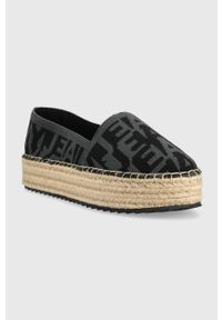 Tommy Jeans espadryle LOGOMANIA ESPADRILLE kolor czarny na platformie EN0EN02079. Nosek buta: okrągły. Kolor: czarny. Materiał: poliester, materiał, guma. Wzór: gładki. Obcas: na platformie #5