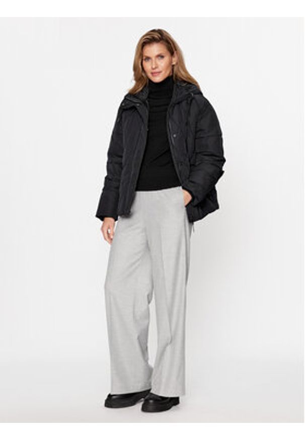 Lee Kurtka zimowa 112341599 Czarny Relaxed Fit. Kolor: czarny. Materiał: syntetyk, puch. Sezon: zima