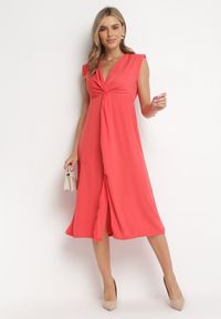 Born2be - Czerwona Sukienka Midi z Ozdobnym Węzłem przy Dekolcie i Rozcięciem Sastama. Kolor: czerwony. Długość: midi #5