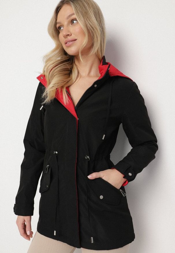 Born2be - Czarno-Czerwona Dwustronna Kurtka Parka z Odpinanym Kapturem Ściągana Sznurkiem Camaria. Okazja: na spacer. Kolor: czarny. Materiał: jeans