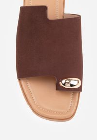 Renee - Brązowe Płaskie Klapki VICES z Paskiem na Duży Palec i Metaliczną Ozdobą Nesassea. Okazja: na co dzień. Kolor: brązowy. Materiał: len, zamsz. Wzór: aplikacja. Sezon: lato. Styl: boho, elegancki, casual #9