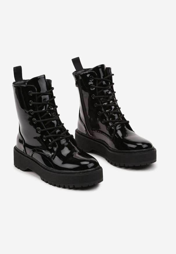 Born2be - Czarne Lakierowane Botki Workery na Płaskiej Podeszwie ze Sznurowaniem Erilina. Kolor: czarny. Materiał: lakier. Obcas: na płaskiej podeszwie. Styl: elegancki
