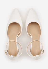 Born2be - Białe Czółenka Vices ze Szpiczastym Noskiem na Obcasie Typu Klepsydra Nusorilis. Okazja: na co dzień. Nosek buta: szpiczasty. Zapięcie: pasek. Kolor: biały. Materiał: jeans. Obcas: na obcasie. Styl: casual, elegancki. Wysokość obcasa: średni #4