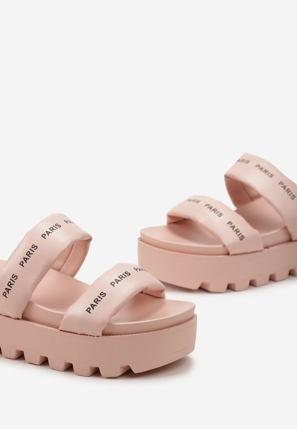 Born2be - Różowe Klapki na Grubej Podeszwie z Paskami z Napisami Nilenia. Kolor: różowy. Wzór: napisy