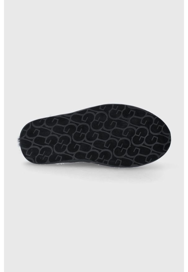 Ugg - UGG Kapcie zamszowe M Hyde kolor czarny. Kolor: czarny. Materiał: zamsz. Wzór: gładki
