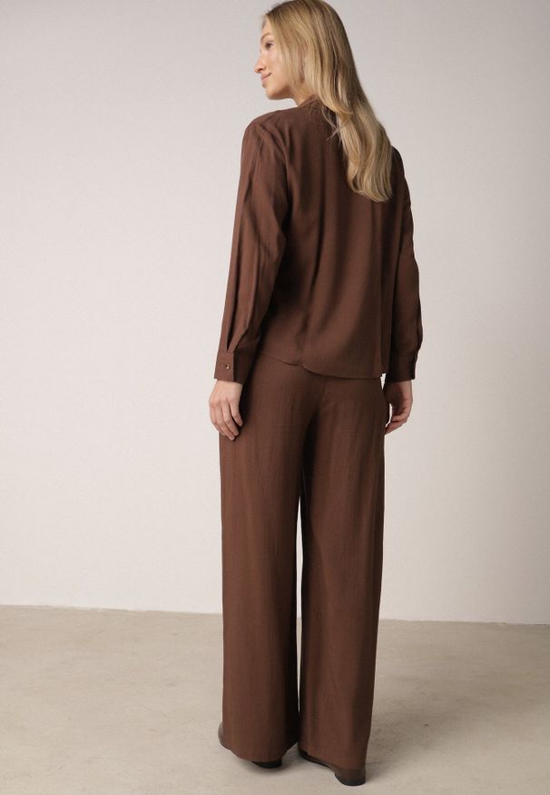 Born2be - Brązowy Wiskozowy Komplet Asymetryczna Koszula i Spodnie z Kieszeniami Moneia. Kolor: brązowy. Materiał: wiskoza