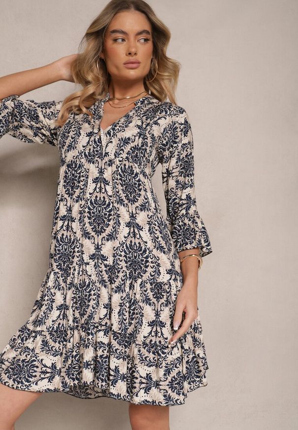 Renee - Granatowa Bawełniana Sukienka o Rozkloszowanym Kroju w Ornamentalny Print Laniwea. Okazja: na co dzień. Kolor: niebieski. Materiał: bawełna. Wzór: nadruk. Styl: casual