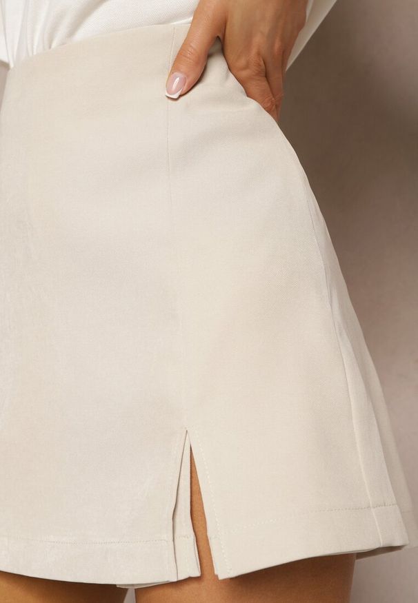 Renee - Jasnobeżowe Spódnico-Szorty High Waist Zapinane na Suwak Efinae. Okazja: na co dzień, do pracy. Stan: podwyższony. Kolor: beżowy. Styl: casual