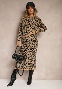 Renee - Beżowy Sweter z Wiskozą w Panterkę Ozdobiony Metaliczną Nitką Sallisia. Okazja: na co dzień, na spacer. Kolor: beżowy. Materiał: wiskoza. Wzór: aplikacja, motyw zwierzęcy. Sezon: lato, jesień. Styl: casual