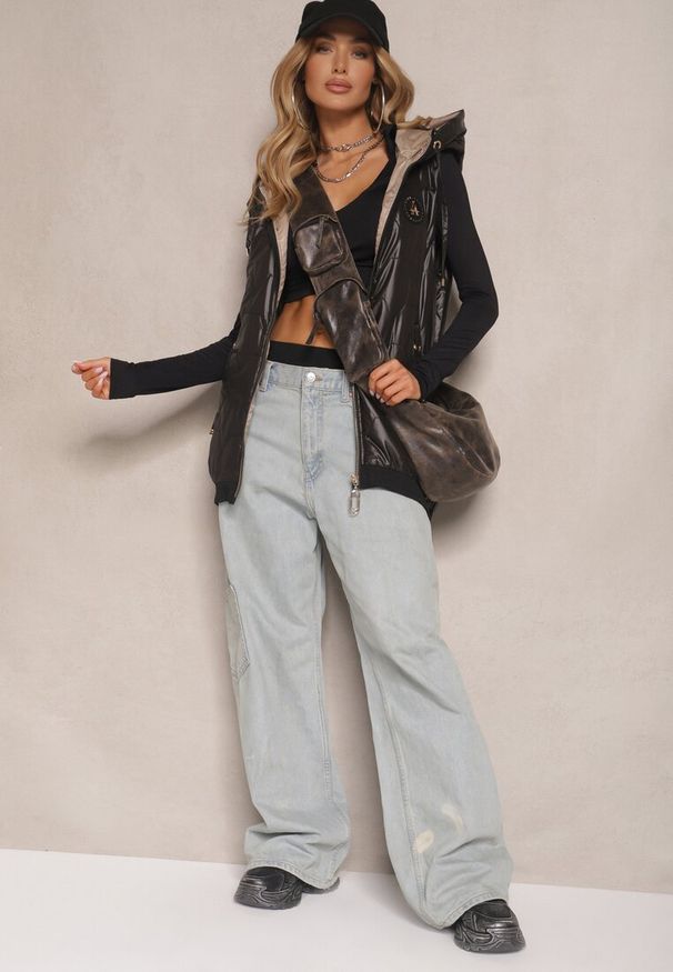 Renee - Czarna Kamizelka z Kapturem Ozdobą i Pikowaniem Desirala. Okazja: na co dzień. Typ kołnierza: kaptur. Kolor: czarny. Materiał: jeans. Wzór: aplikacja. Styl: elegancki, casual