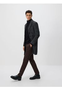 Reserved - Bawełniane spodnie chino slim - ciemnobrązowy. Kolor: brązowy. Materiał: bawełna
