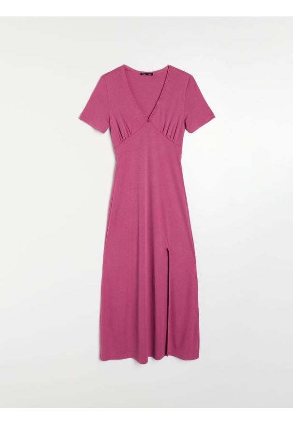 Sinsay - Sukienka midi z dekoltem V i krótkim rękawem z modalem - różowy. Kolor: różowy. Długość rękawa: krótki rękaw. Długość: midi