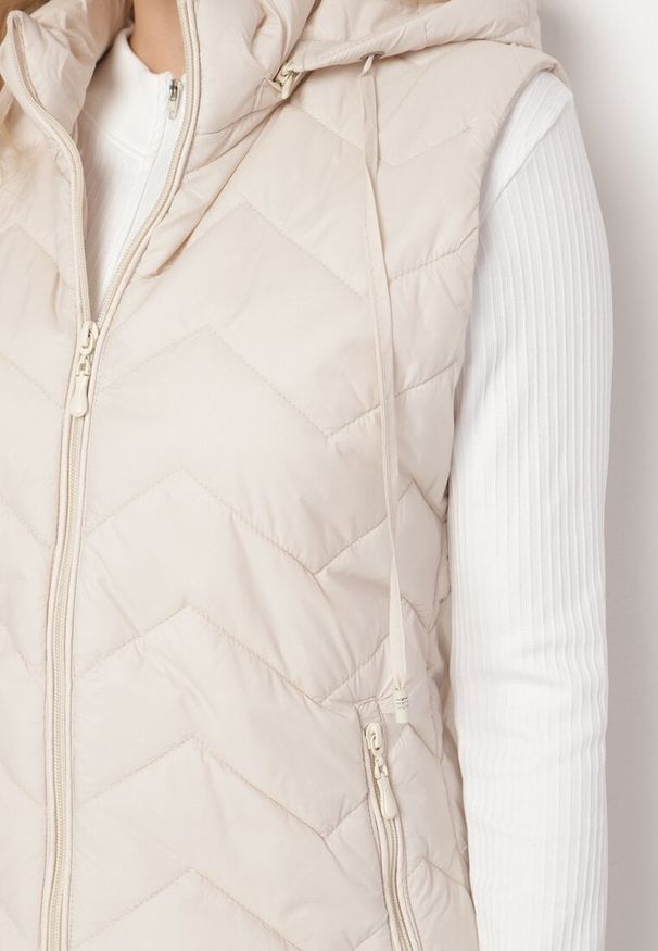 Born2be - Ciemnobeżowa Kamizelka Pikowana z Odpinanym Kapturem Ariluna. Okazja: na co dzień. Kolor: beżowy. Materiał: jeans. Styl: sportowy, casual, elegancki