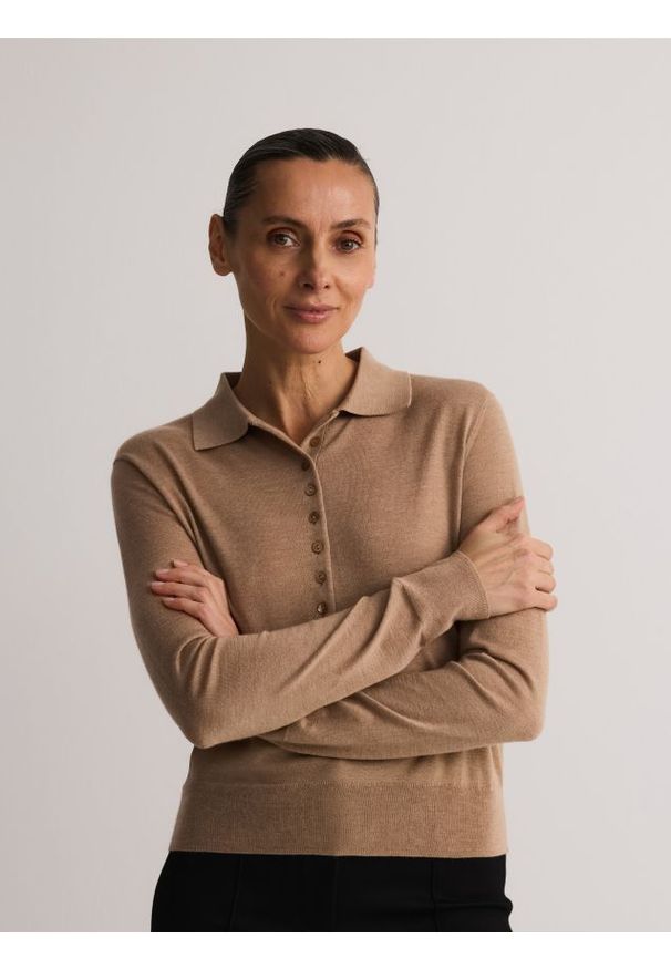 Reserved - Sweter polo z domieszką wełny - beżowy. Typ kołnierza: polo. Kolor: beżowy. Materiał: wełna
