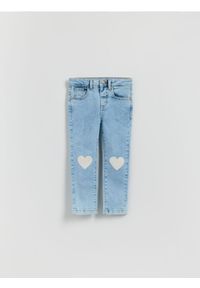 Reserved - Jeansy slim fit z nadrukiem - niebieski. Kolor: niebieski. Materiał: jeans. Wzór: nadruk