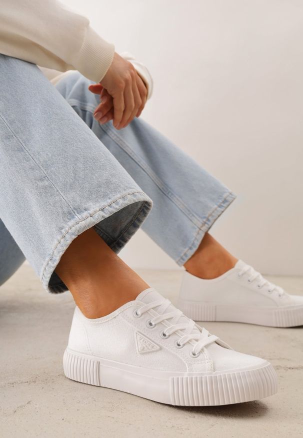 Renee - Białe Trampki VICES na Żłobionej Platformie Zdobione Trójkątną Aplikacją Lorerina. Nosek buta: okrągły. Zapięcie: sznurówki. Kolor: biały. Materiał: materiał. Wzór: aplikacja. Obcas: na platformie. Wysokość obcasa: niski