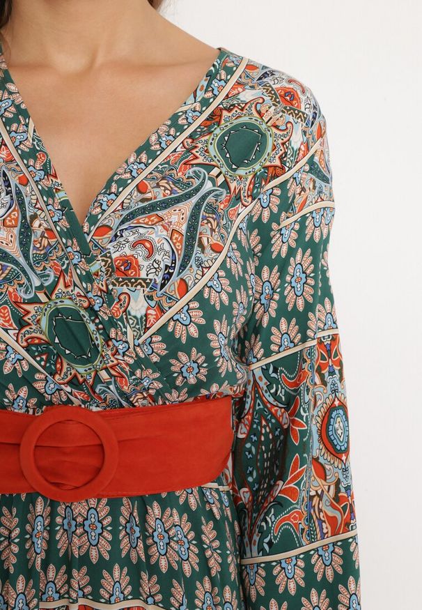 Born2be - Zielona Sukienka Rozkloszowana z Paskiem Nazene. Kolor: zielony. Materiał: tkanina, materiał. Wzór: kwiaty. Typ sukienki: kopertowe, rozkloszowane. Styl: boho, retro. Długość: maxi