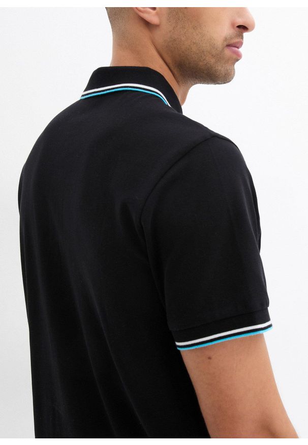 bonprix - Koszulka polo z czystej bawełny organicznej piqué. Typ kołnierza: polo. Kolor: czarny, niebieski. Materiał: bawełna. Długość rękawa: krótki rękaw. Długość: krótkie. Wzór: nadruk. Styl: sportowy
