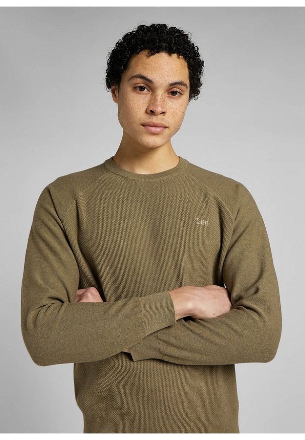Lee - LEE RAGLAN CREW KNIT MĘSKI SWETER BRINDLE GREEN L83PKHUA 112145614. Długość rękawa: raglanowy rękaw