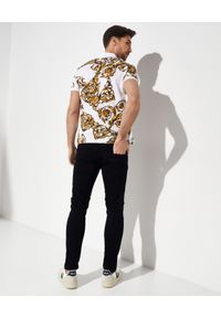 Versace Jeans Couture - VERSACE JEANS COUTURE - Biała koszulka polo z barokowym nadrukiem. Typ kołnierza: polo. Kolor: biały. Materiał: bawełna. Wzór: nadruk. Styl: klasyczny
