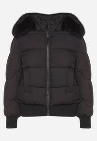 Born2be - Czarna Pikowana Kurtka z Szerokimi Ściągaczami i Ozdobnym Futrem przy Kapturze Inandria. Okazja: do pracy, na co dzień, na spotkanie biznesowe. Kolor: czarny. Materiał: futro. Długość rękawa: długi rękaw. Długość: długie. Styl: klasyczny, casual, elegancki, biznesowy #5