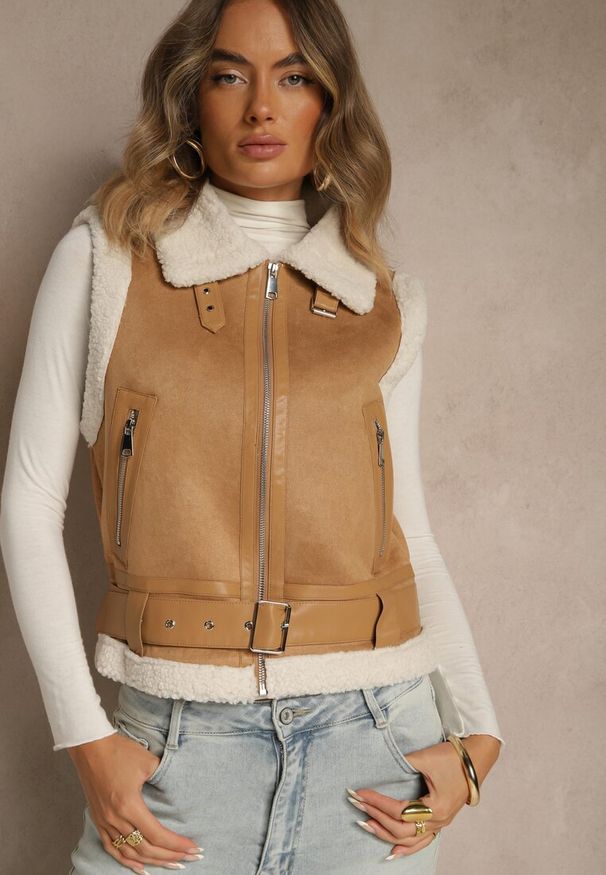 Renee - Beżowa Kamizelka w Rockowym Stylu z Futerkiem w Stylu Baranka i Klamrą Tiofira. Okazja: na co dzień. Kolor: beżowy. Materiał: futro. Styl: rockowy