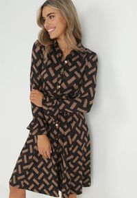 Born2be - Brązowa Sukienka Koszulowa w Geometryczny Wzór Looroc. Okazja: do pracy, na spotkanie biznesowe. Typ kołnierza: dekolt w serek. Kolor: brązowy. Długość rękawa: długi rękaw. Wzór: geometria. Typ sukienki: koszulowe. Styl: biznesowy, klasyczny #1