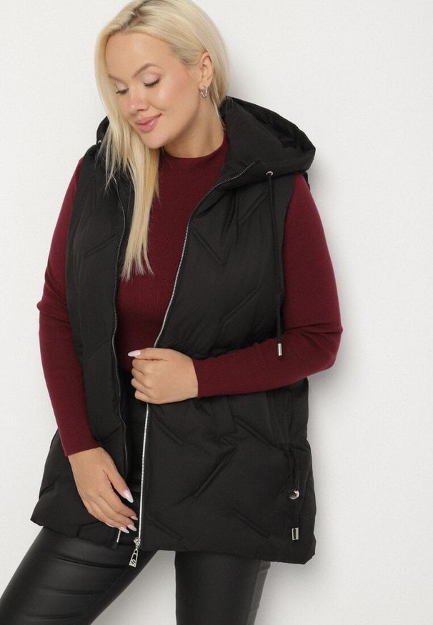 Born2be - Czarna Przejściowa Kamizelka z Pikowanymi Przeszyciami i Kapturem Fesolira. Okazja: na co dzień. Kolekcja: plus size. Kolor: czarny. Materiał: jeans. Styl: casual, sportowy