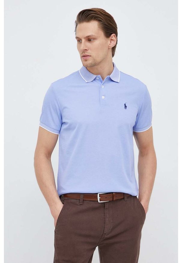 Polo Ralph Lauren polo męski kolor niebieski z aplikacją. Typ kołnierza: polo. Kolor: niebieski. Materiał: poliester. Długość rękawa: krótki rękaw. Długość: krótkie. Wzór: aplikacja