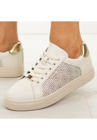 Beżowe skórzane półbuty damskie Filippo Dp7592/26. Okazja: na co dzień. Nosek buta: okrągły. Zapięcie: sznurówki. Kolor: beżowy. Szerokość cholewki: normalna. Wzór: ażurowy, aplikacja. Materiał: skóra. Sezon: wiosna, lato, jesień. Obcas: na koturnie. Styl: casual, elegancki #1